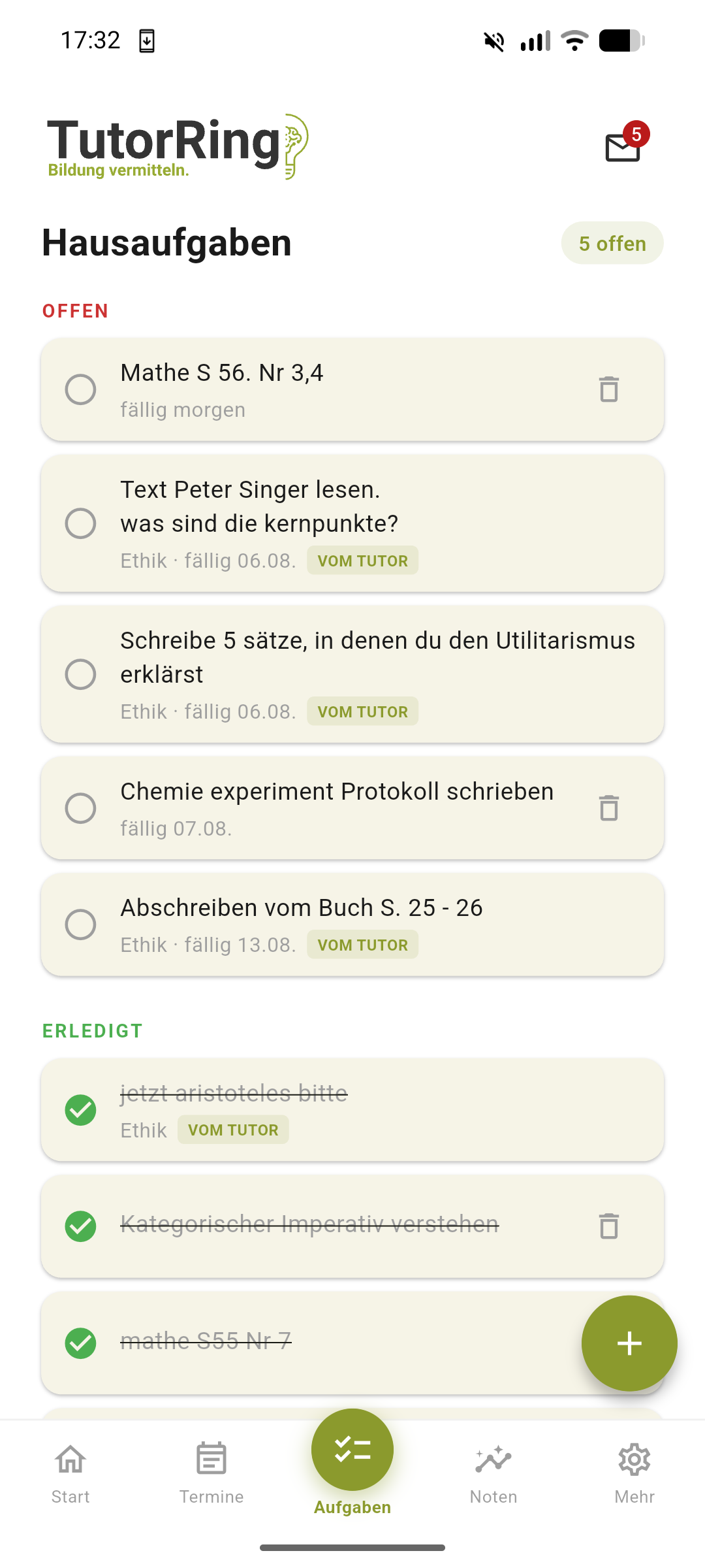 Hausaufgaben-Bereich der TutorRing App mit offenen Aufgaben (teils vom Tutor gestellt) und einer Liste bereits erledigter Aufgaben darunter.